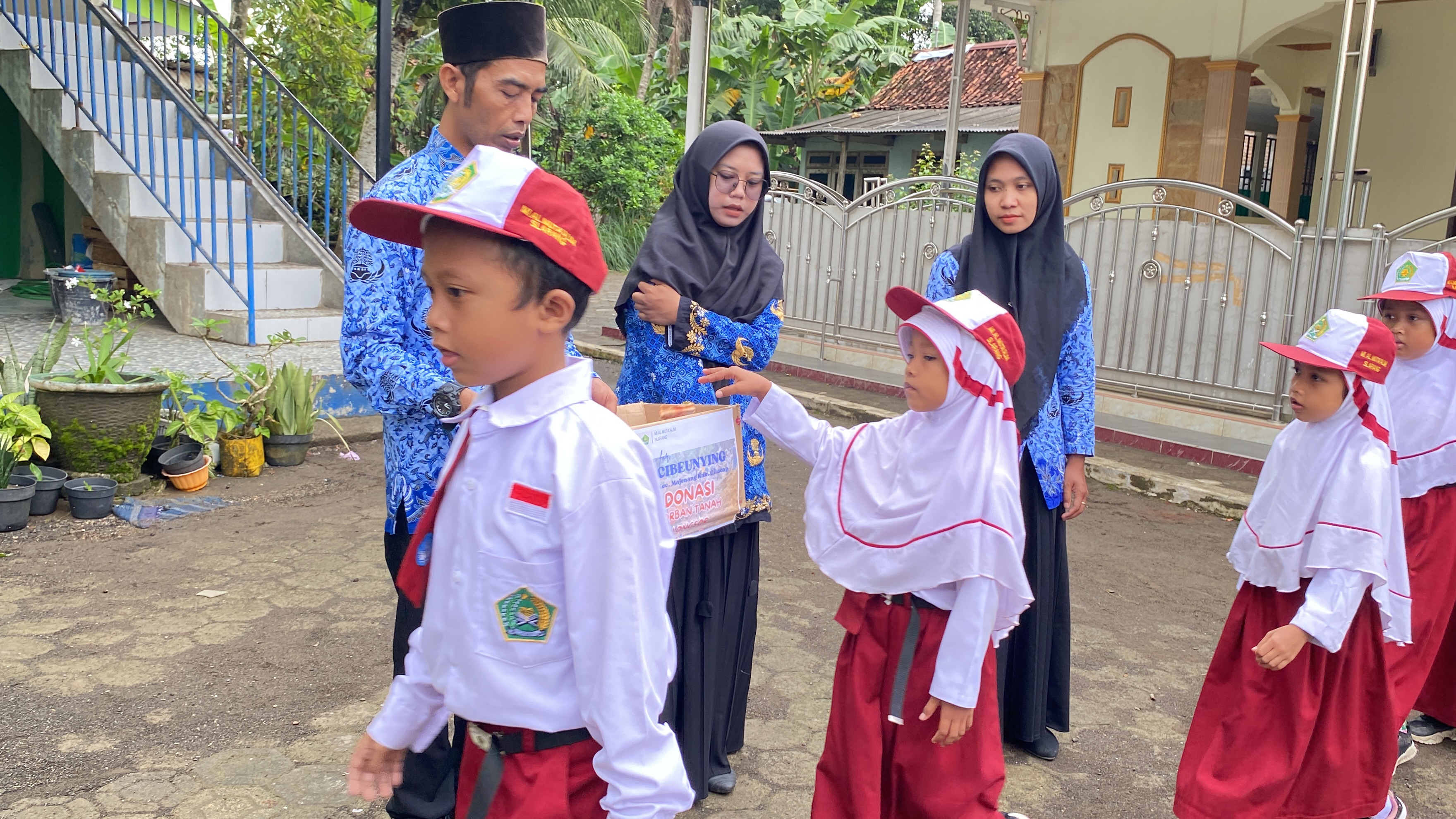 MI AL MUTA'ALIM SLARANG GALANG AKSI PEDULI BENCANA